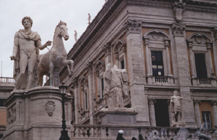Le tre statue visibili alla destra rispetto alla scalinata: partendo da sinistra la statua dei Dioscuri, i trofei di Mario e la statua di Costantino 