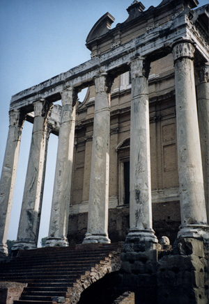Il colonnato del Tempio di Antonino e Faustina