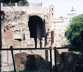 Le arcate della Domus Tiberiana viste dal clivo della Vittoria